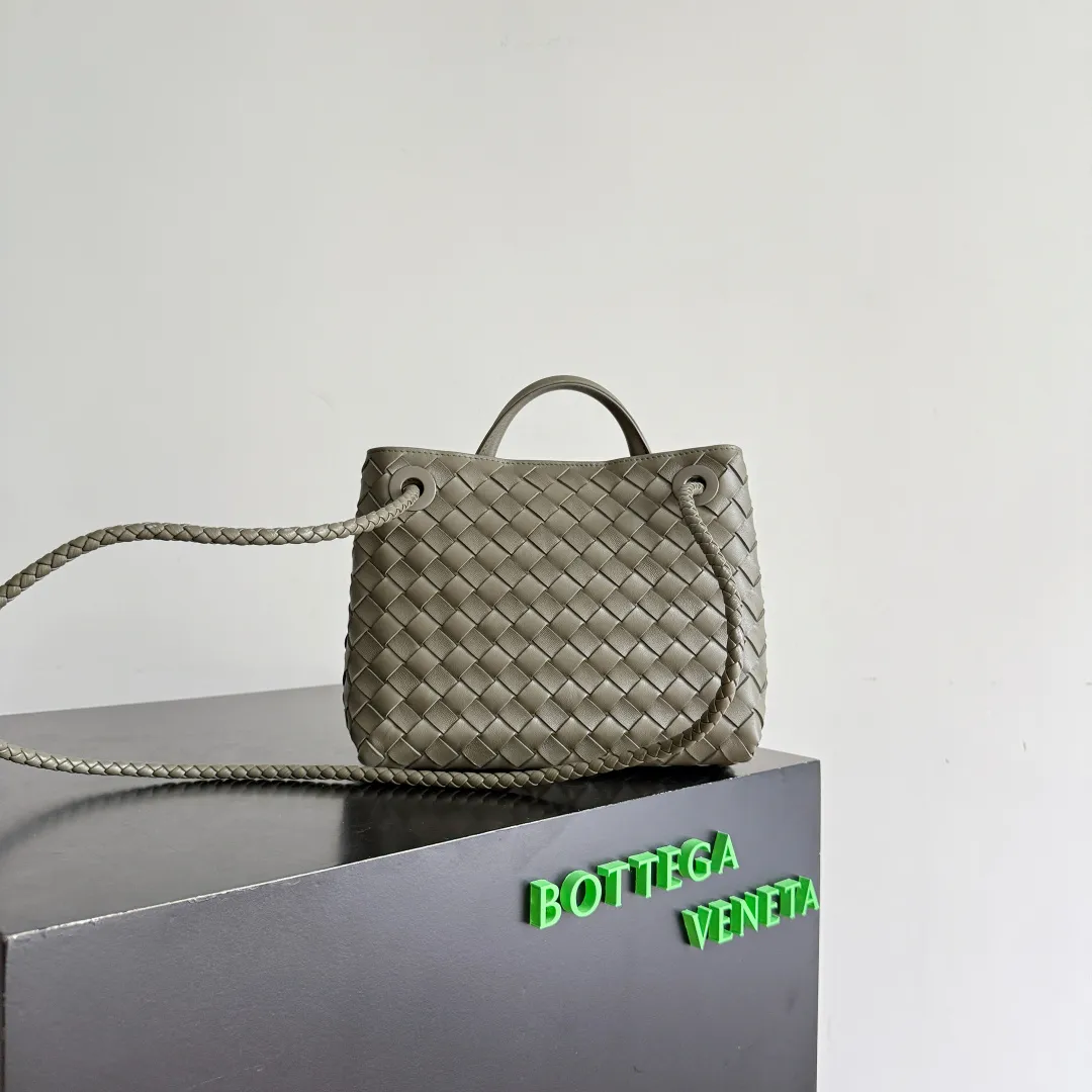 The new Andiamo batch of 3060 BV is shipped‼ ️The classic intercciato weaving process is used to create a soft bag, the metal knot is made of micro-cast aluminum using jewelry technology🪢, and the decorative beads are made of metal and hand-polished oak, allowing you to jump repeatedly between elegance and fun💃, making it unpredictable. Classic and versatile, it shows off your temperament, and the bag has a large capacity, making it very convenient for daily commuting! It has a variety of carrying methods, the shoulder straps can be adjusted by yourself, the original lambskin feels soft and delicate, and the unisex style breaks gender boundaries and brings a more practical and long-lasting use experience. The Andiamo, which has both elegant and casual styles, perfectly interprets the "fashionable old money style". Style number: 743568+wood hardware Color: cypress green Size: 25*22*10.5cm